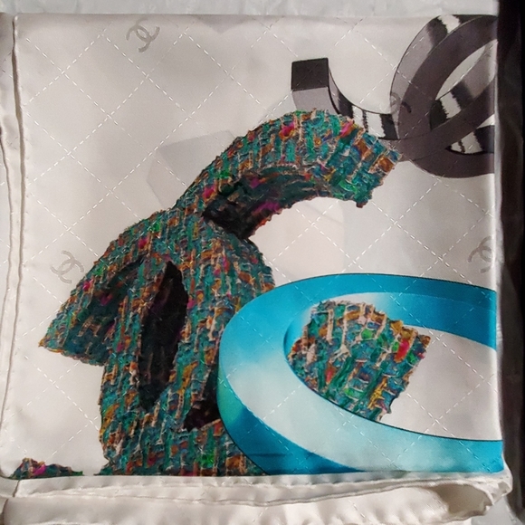 Chanel scarf - Picture 2 of 2